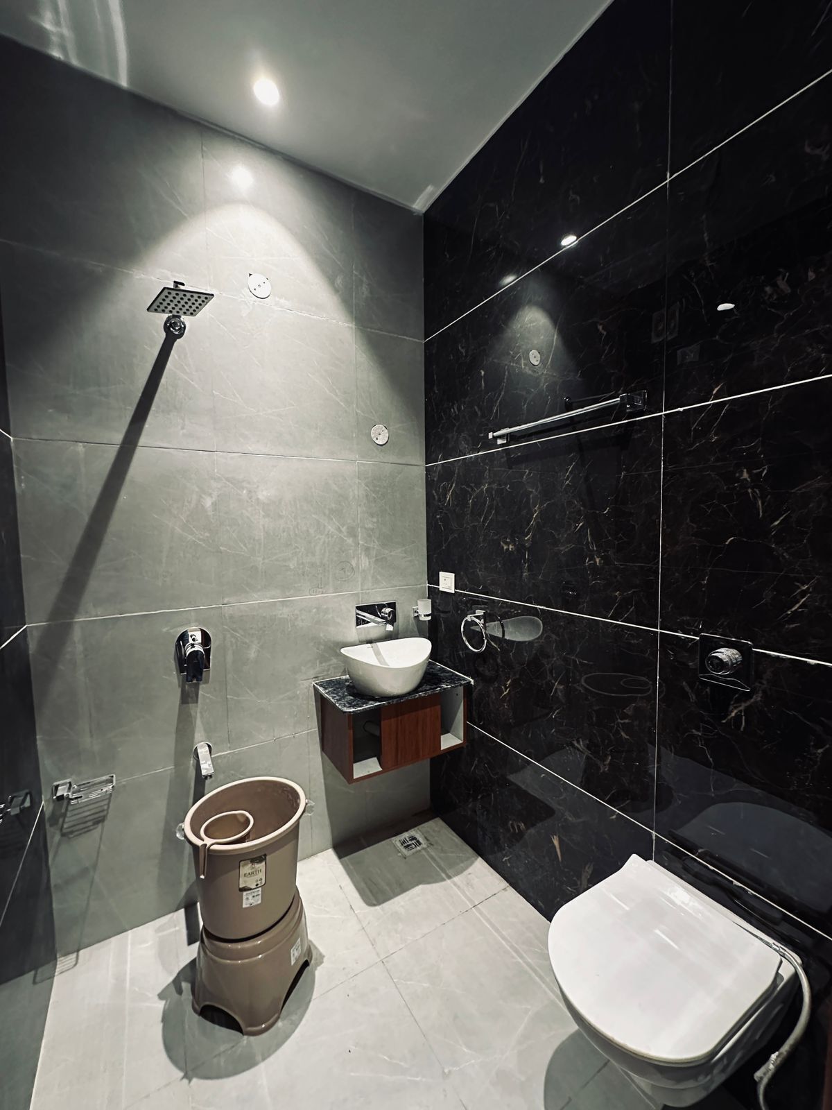 Rom – deluxe, 1 kingsize-seng | Bad | Kombinert dusj/badekar, toalettartikler (inkludert), håndklær og såpe