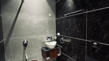 Rom – deluxe, 1 kingsize-seng | Bad | Kombinert dusj/badekar, toalettartikler (inkludert), håndklær og såpe