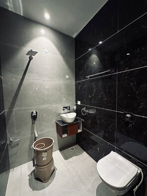 Deluxe szoba, 1 king (extra méretű) franciaágy | Fürdőszoba | Zuhanyzó/kád kombinációja, ingyenes piperecikkek, törölközők és szappan