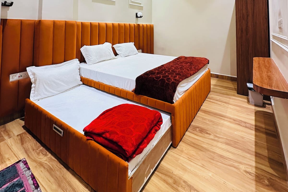 Luxury Room, 3 Bedrooms | Laptop workspace, soundproofing, WiFi (free)