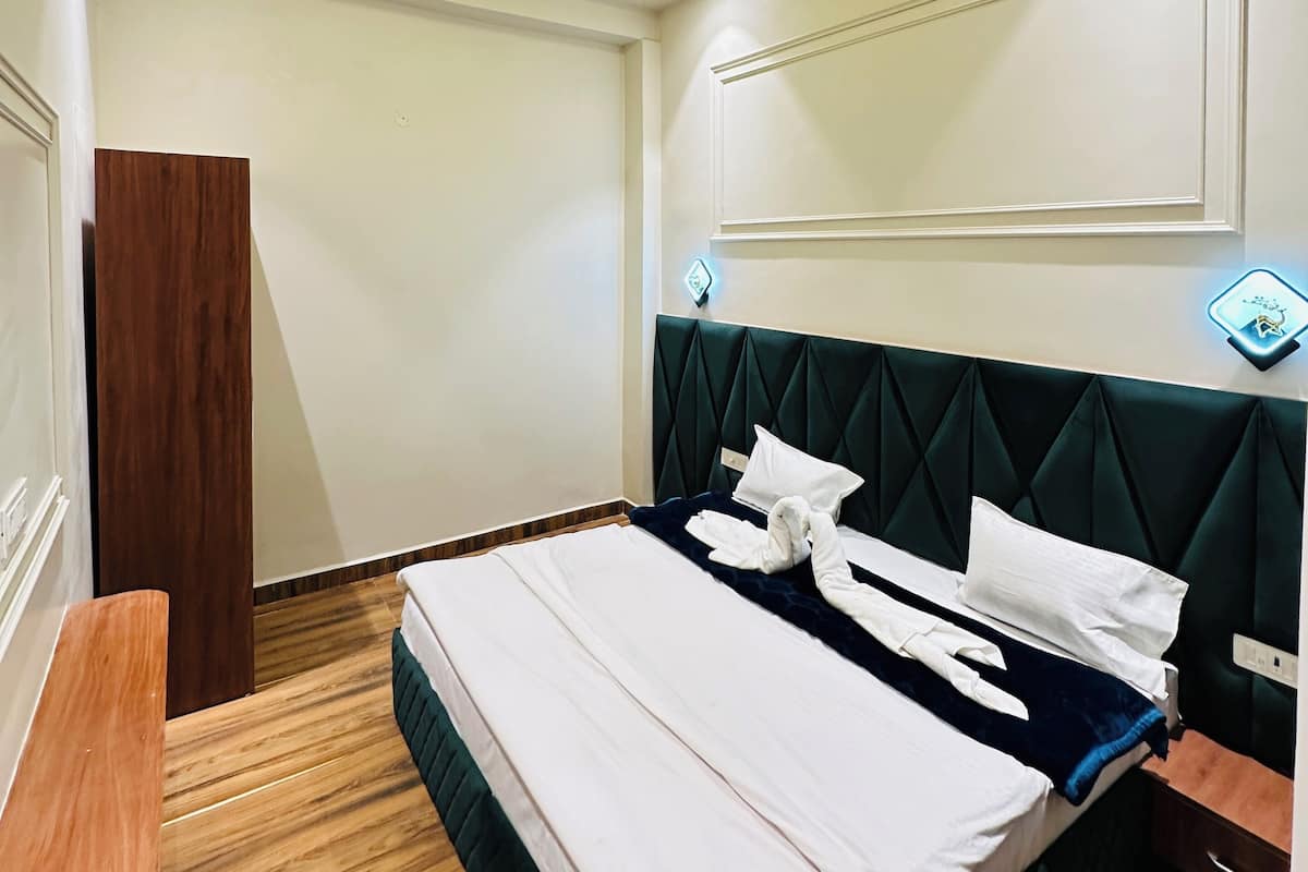 Deluxe Room, 1 King Bed | Laptop workspace, soundproofing, WiFi (free)