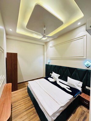 Deluxe Room, 1 King Bed | Laptop workspace, soundproofing, free WiFi - hotel cloud 9 (Amritsar)