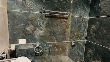 Deluxe Room | Bathroom | Combined shower/bathtub, free toiletries, towels, soap