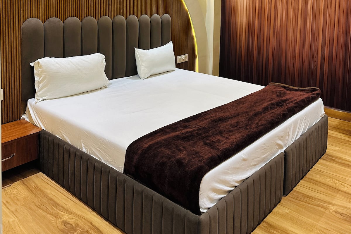 Executive Room, 1 King Bed | Laptop workspace, soundproofing, WiFi (free)