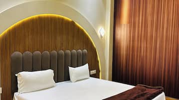 Habitación ejecutiva, 1 cama de matrimonio grande | Espacio para trabajar con un portátil y sistema de insonorización