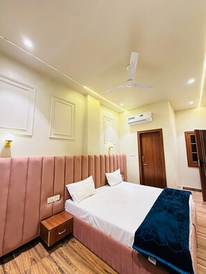 مساحة عمل للكمبيوتر المحمول وتجهيزات عازلة للصوت وواي فاي مجانًا