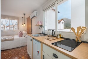 Frigorífico, microondas, placa de cocina y cafetera o tetera