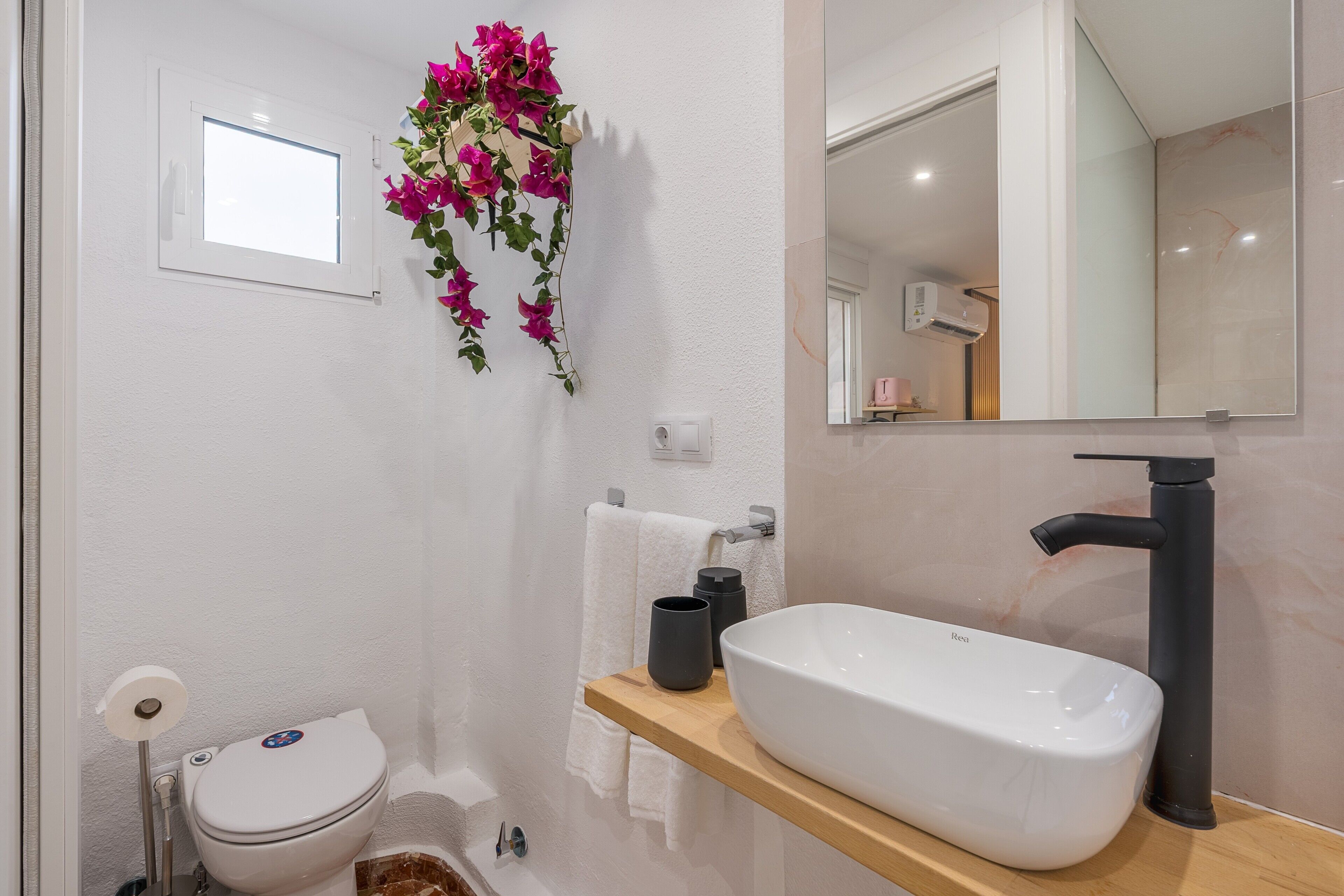 Douche, sèche-cheveux, serviettes fournies