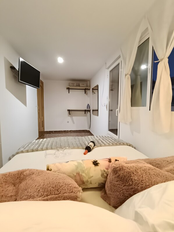 Iron/ironing board, WiFi, bed sheets - Sierra Nevada Studio with Mountain Views, Wi-Fi, and Air Conditioning (Güejar Sierra)