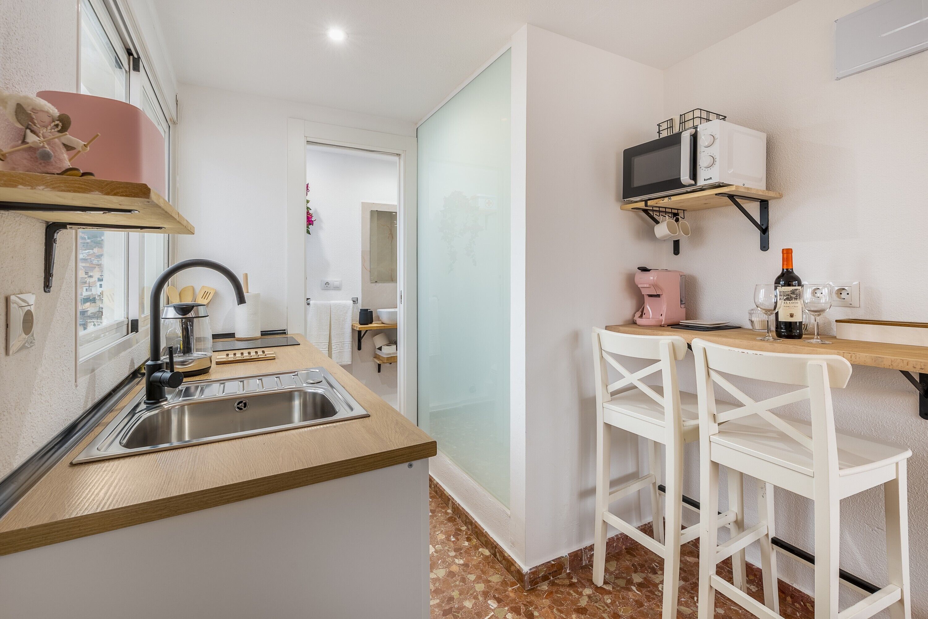 Frigorífico, microondas, placa de cocina y cafetera o tetera