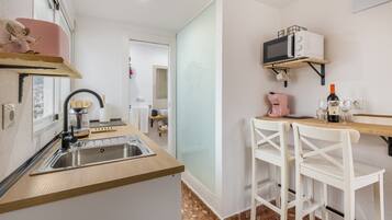 Frigorífico, microondas, placa de cocina y cafetera o tetera