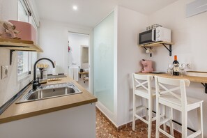 Frigorifero, microonde, piano cottura, macchina per tè/caffè