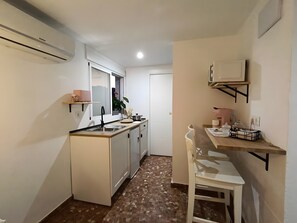 Réfrigérateur, micro-ondes, plaque de cuisson, cafetière/bouilloire