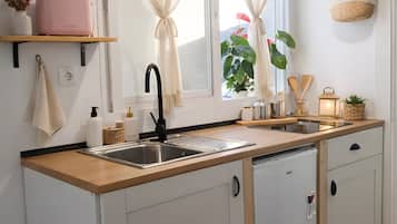 Réfrigérateur, micro-ondes, plaque de cuisson, cafetiÚre/bouilloire