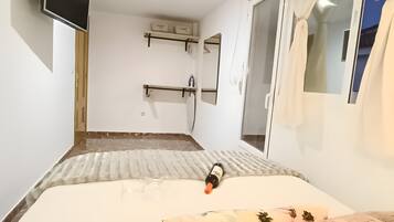 Een strijkplank/strijkijzer, wifi, beddengoed