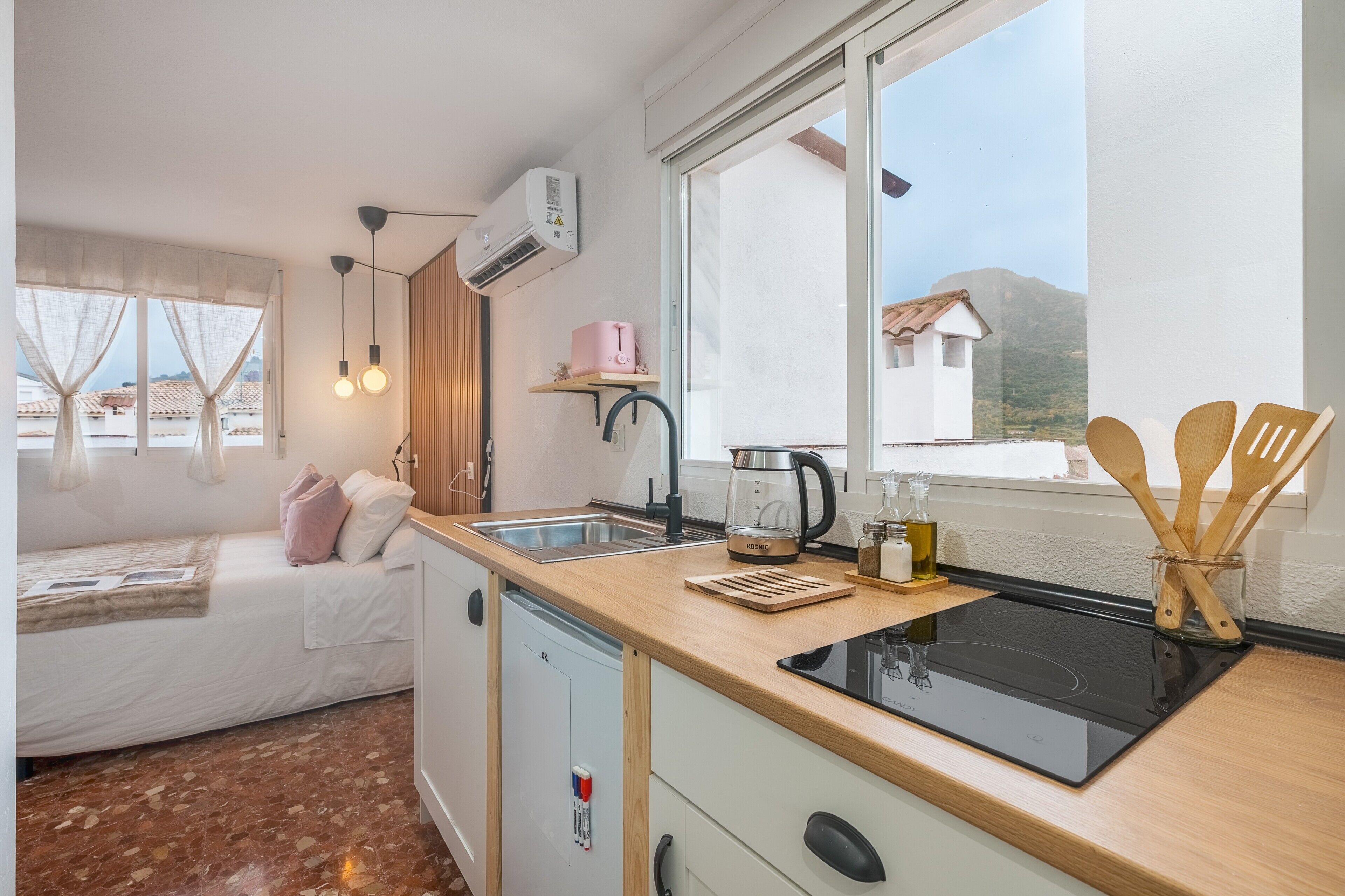 Réfrigérateur, micro-ondes, plaque de cuisson, cafetière/bouilloire