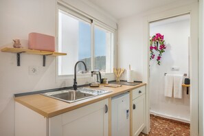 Fridge, microwave, stovetop, coffee/tea maker