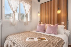 Tabla de planchar con plancha, wifi, ropa de cama