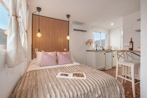 Tabla de planchar con plancha, wifi, ropa de cama