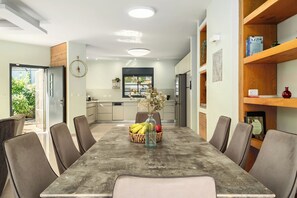 Villa, Bergblick | Essbereich im Zimmer