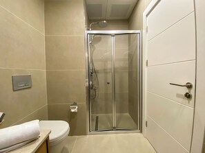 Douche, sèche-cheveux, chaussons, serviettes fournies