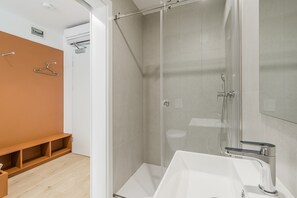 Habitación triple clásica | Baño | Zapatillas