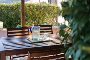 Outdoor dining - Apartment 'Scirocco' with Mountain View, Shared Pool and Wi-Fi (Marciana)