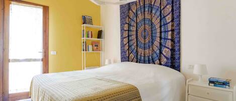 Tabla de planchar con plancha, wifi y ropa de cama