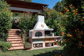 Property grounds - Vacation Rental Apartment with Mountain View, Wi-Fi, and Air Conditioning (Marciana)