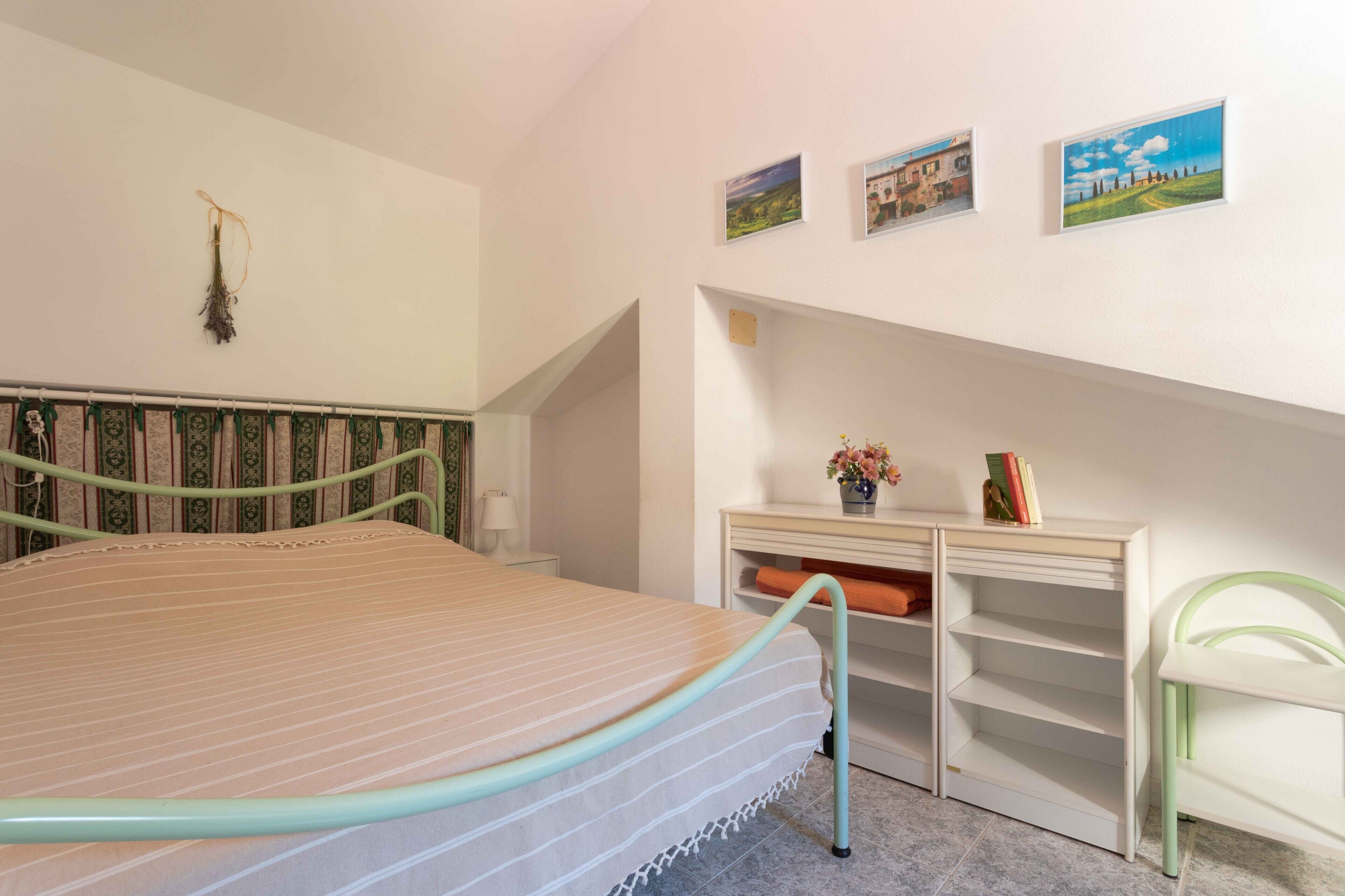 Tabla de planchar con plancha, wifi y ropa de cama 