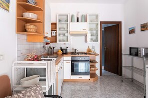 Fridge, microwave, oven, stovetop - Vacation Rental Apartment with Mountain View, Wi-Fi, and Air Conditioning (Marciana)