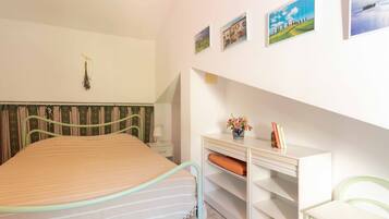 Iron/ironing board, WiFi, bed sheets