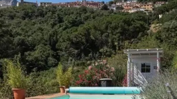 Una piscina con vistas a una colina con edificios.