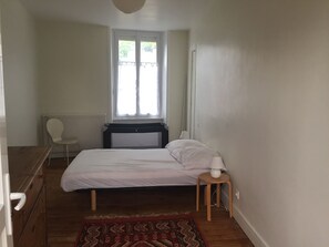 Room - Gîte above a bookshop (Souleuvre en Bocage)