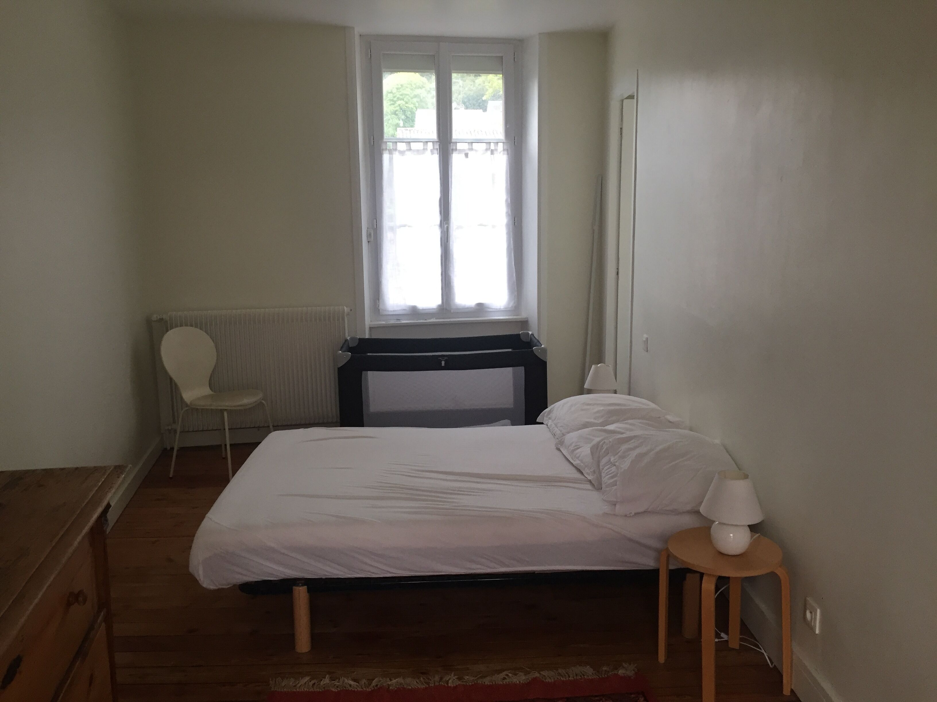 Tabla de planchar con plancha y ropa de cama 