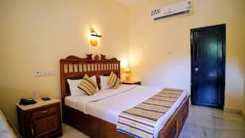 Camera doppia, vista giardino | Una scrivania, postazione laptop, ferro/asse da stiro, Wi-Fi gratuito