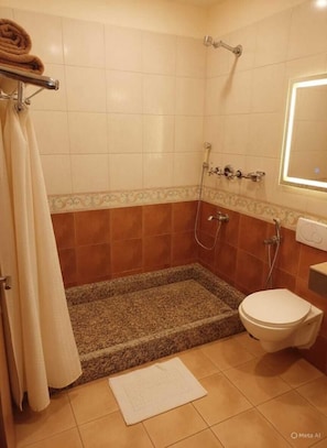 ダブルルーム ガーデンビュー | バスルーム | バスアメニティ (無料)、タオル、石鹸、シャンプー