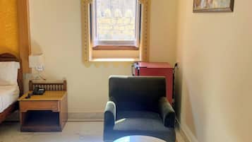 Camera doppia, vista giardino | Una scrivania, postazione laptop, ferro/asse da stiro, Wi-Fi gratuito