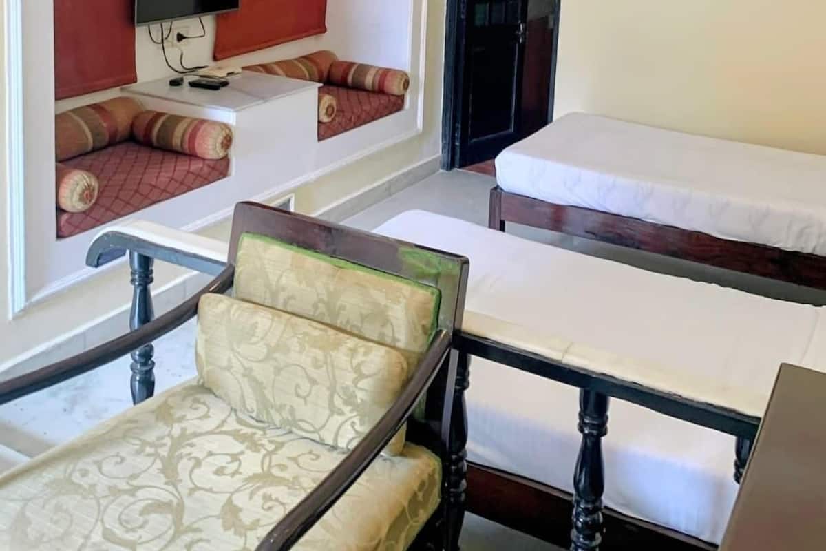 Dobbeltrom – royal, hageutsikt | Skrivebord, skrivebord for bærbar PC og strykejern/-brett