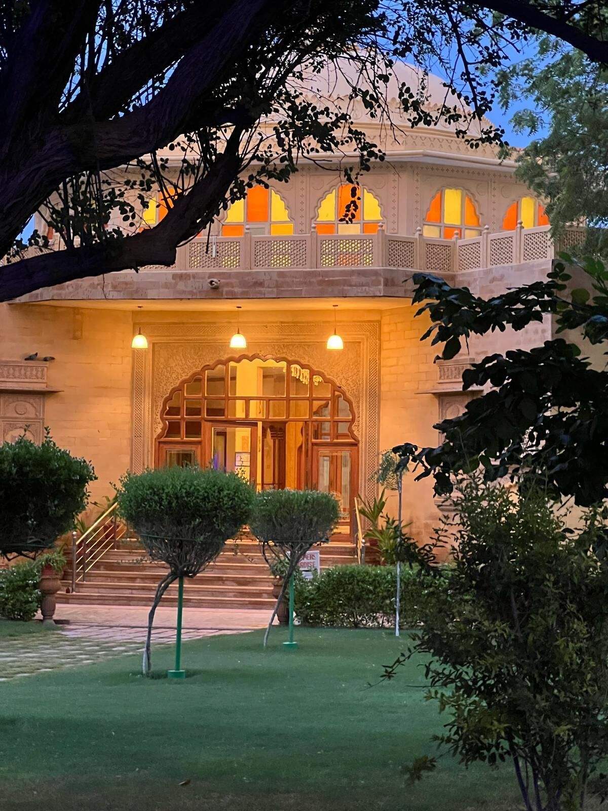 숙박 시설 정면 - 저녁/밤