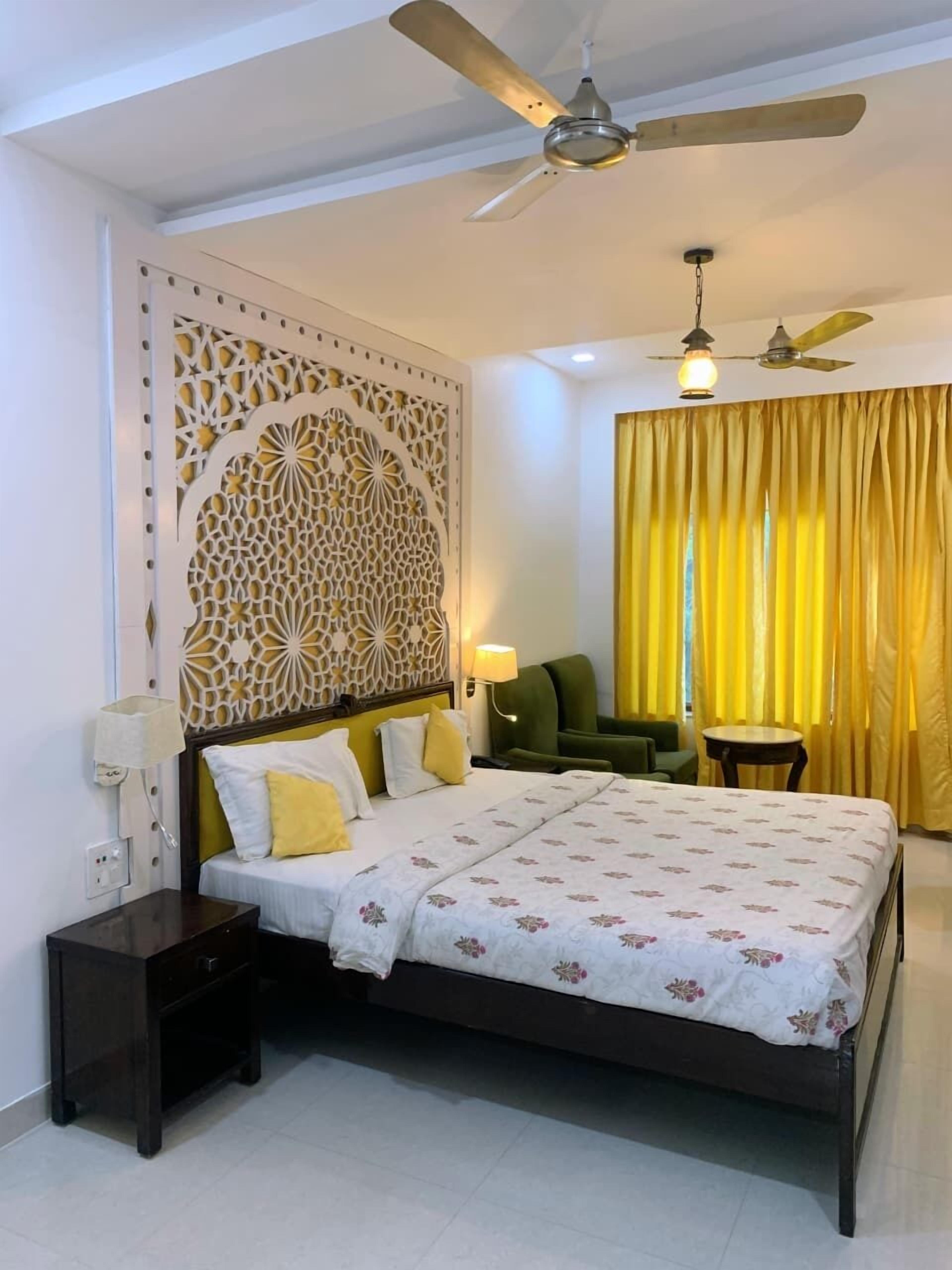 Tradisjonelt rom, ørkenutsikt | Skrivebord, skrivebord for bærbar PC og strykejern/-brett