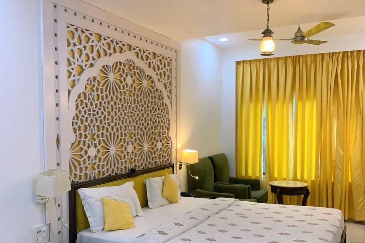 Tradisjonelt rom, ørkenutsikt | Skrivebord, skrivebord for bærbar PC og strykejern/-brett