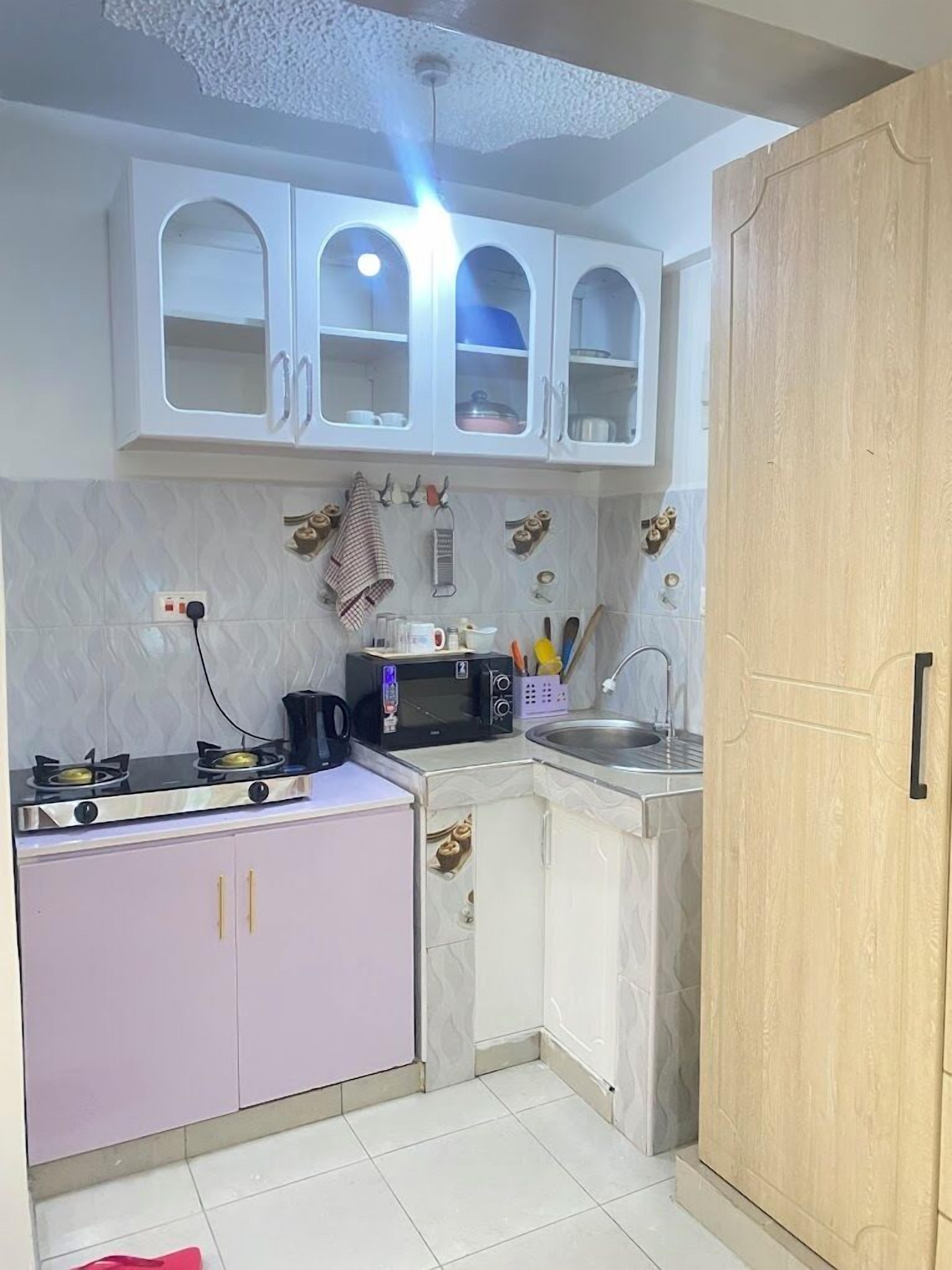 Estudio clásico | Cocina privada | Microondas y utensilios de cocina 