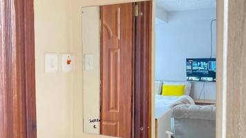 Studio Klasik | Kamar mandi | Shower, sandal, handuk, dan sabun