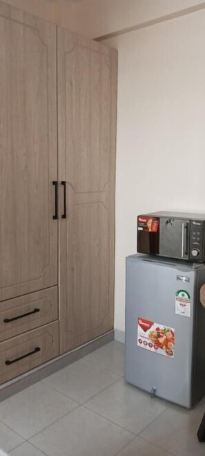 Classic Studio | Private kitchen | Microwave, cookware/dishes/utensils