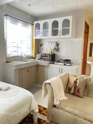 Classic Studio | Private kitchen | Microwave, cookware/dishes/utensils