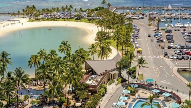 Ein Resort mit Strandzugang, Schwimmbad und Marina.