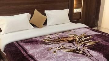 Escritorio, espacio para trabajar con laptop y wifi gratis