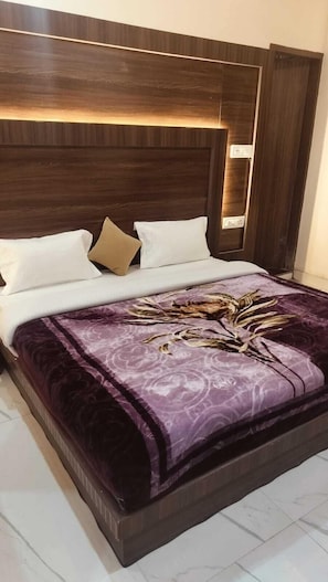 Deluxe Room, City View | Desk, laptop workspace, free WiFi