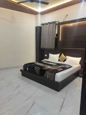 Deluxe Room, City View | Desk, laptop workspace, free WiFi - Shri Mohini Kunj Hotel Vrindavan (Mathura)